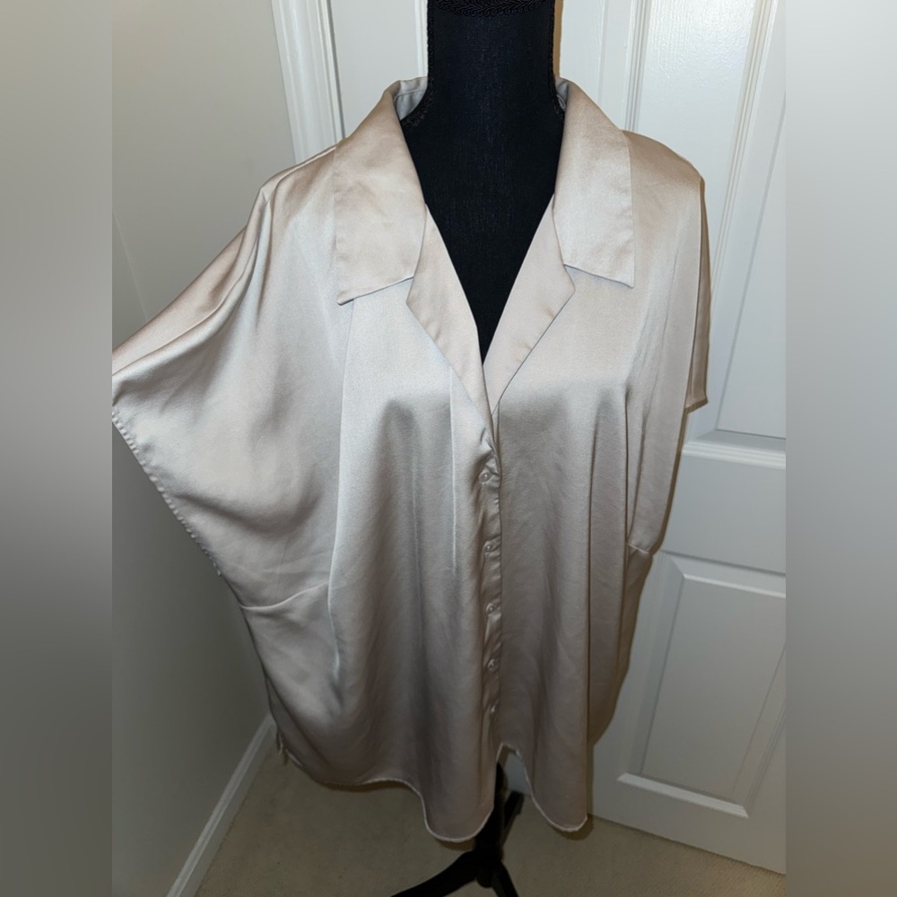 Ava + Viv Silky Champagne Short Sleeve Button Down Blouse Plus Size 3X